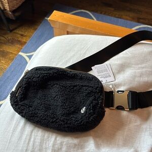 LULULEMON Everywhere Belt Bag Sherpa Fleece in Black/Gold NWT